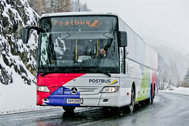ein Bus, der am Rande einer verschneiten Straße geparkt ist