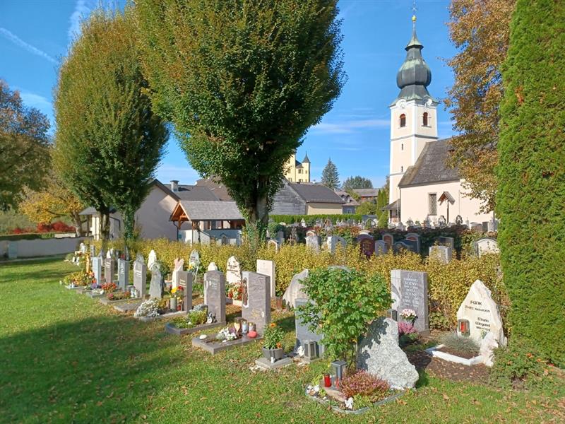 ein Friedhof mit einer Kirche im Hintergrund